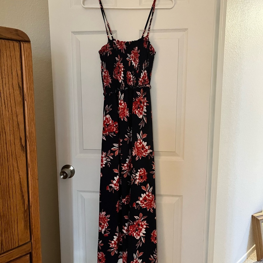 Pacific Vibes adorable spaghetti strap maxi dress 
Medium